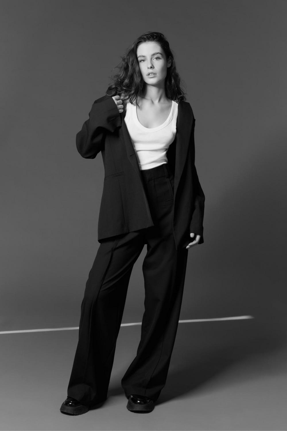 Bella Howard image