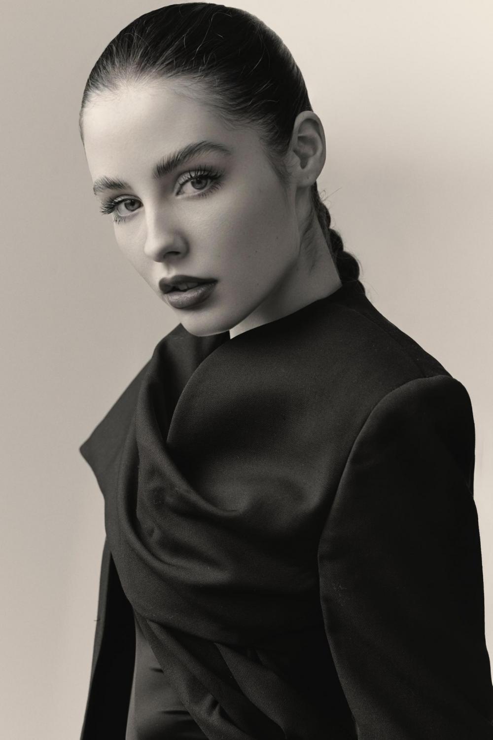 Bella Howard image