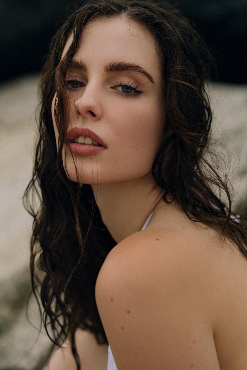 Bella Howard image